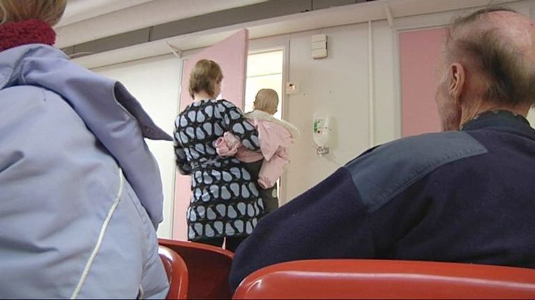 Terveyskeskuksessa odotetaan lääkärille pääsyä.