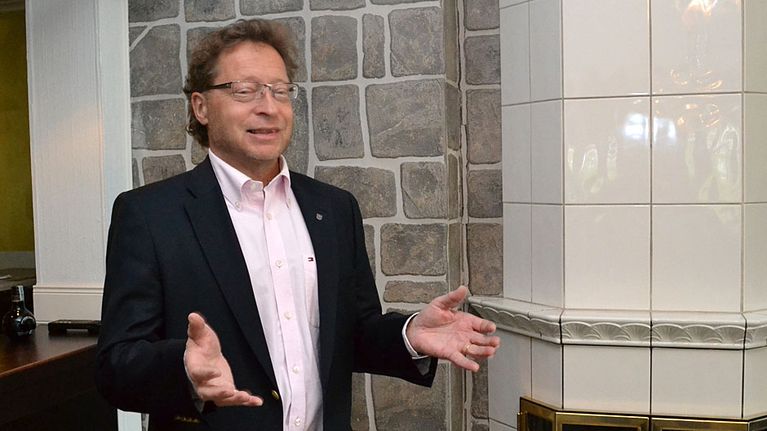 Juha Isosuo selittää kädet levällään.