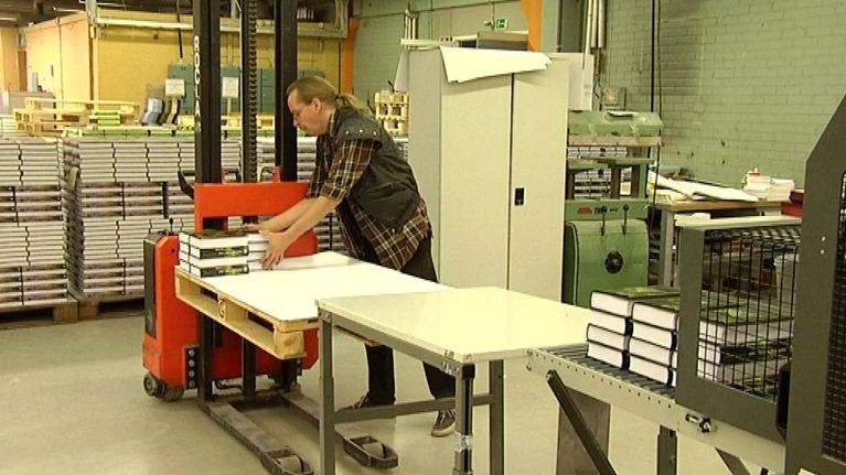 Painettuja kirjoja järjestellään