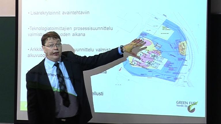 Green Fuel Nordicin toimitusjohtaja pitää Power Point -esitelmää tiedotustilaisuudessa.