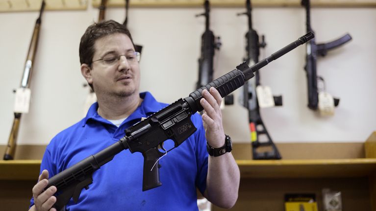 Ron Moon esittelee Smith & Wesson AR15 -tyyppistä M&P15-kivääriä asemyymälässään Tuckerissa, Gerogian osavaltiossa, 19. joulukuuta.