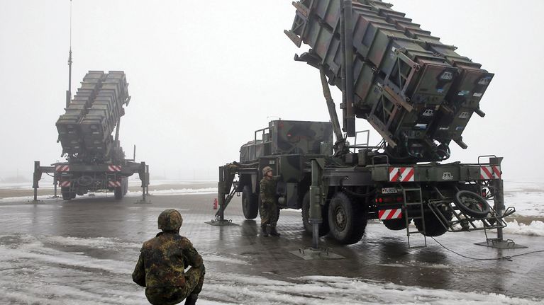 Sotilaat esittelevät Patriot-ohjuksia.
