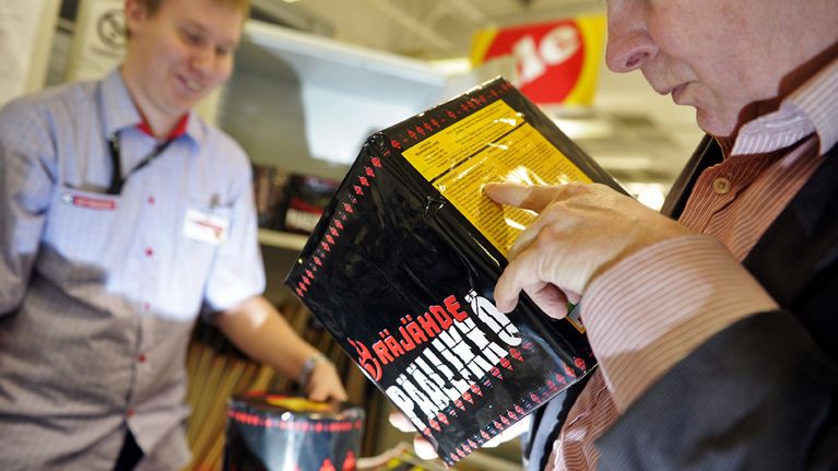 Mies hiplaa ilotulitepakkausta.