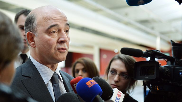 Ranskan valtiovarainministeri Pierre Moscovici puhuu toimittajille.