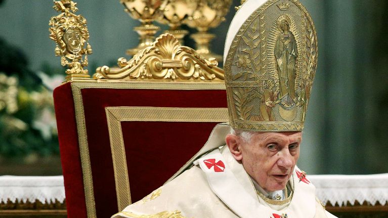 Paavi Benedictus XVI uuden vuoden messussa Pietarinkirkossa, Vatikaanissa, 1. tammikuuta.
