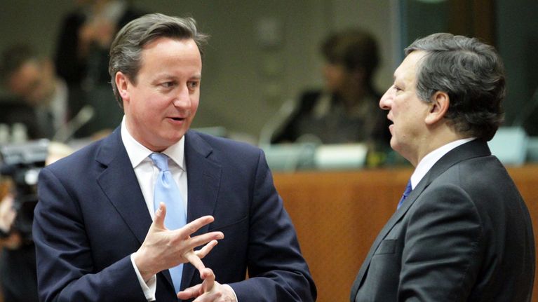 Cameron keskustelee Barroson kanssa.