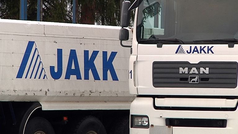 JAKKin kuorma-autoja logolla.