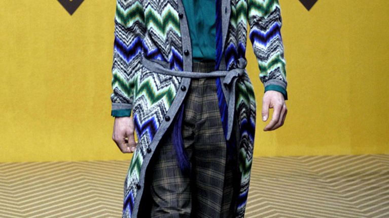 Missoni on tunnettu siksak-kuviostaan. Malli esittelee Missonin asukokonaisuutta miesten kokoelmasta talvelle 2006.