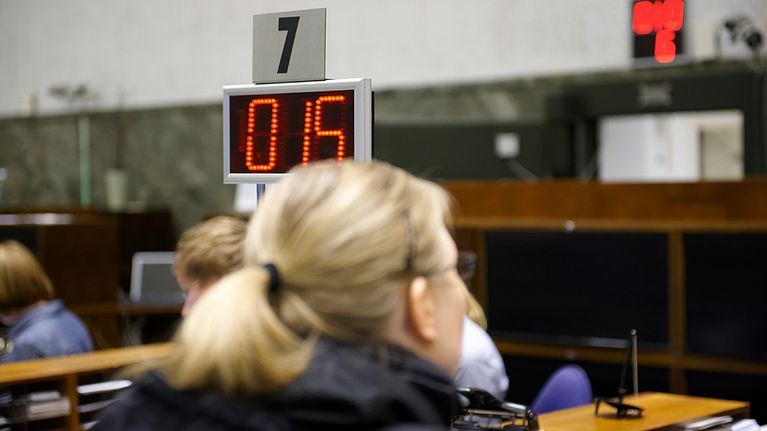 Asiakas ja henkilökuntaa pankissa.