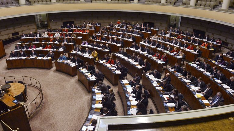 Eduskunta koolla käsittelemässä vuoden 2013 talousarviota eduskunnan täysistunnossa 20. joulukuuta 2012. 