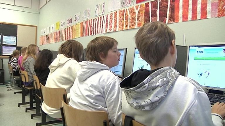 Jokioisten Kalakosken koululaisia käyttämässä tietokoneita