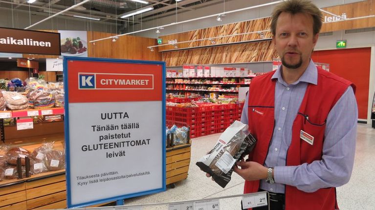 Citymarketkauppias Mauri Vaarala esittelee tuoretta, gluteenitonta leipää.