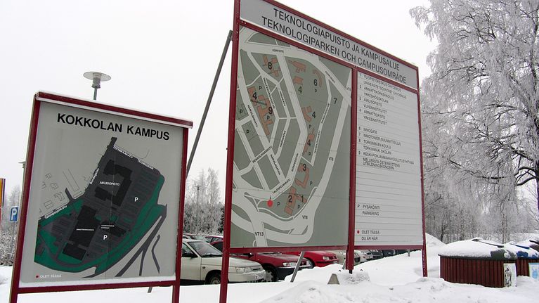 Kampuksen opastekylttejä.