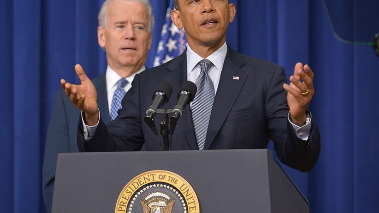 Yhdysvaltain presidentti Barack Obama puhuu ehdotuksistaan aselain rajoituksiksi, taustalla varapresidentti Joe Biden.