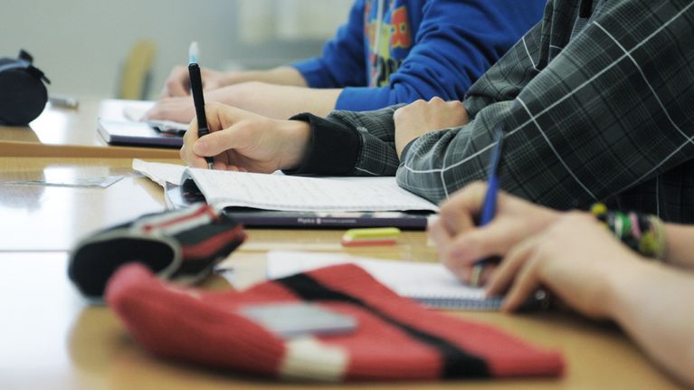 Opiskelijat tekevät muistiinpanoja.