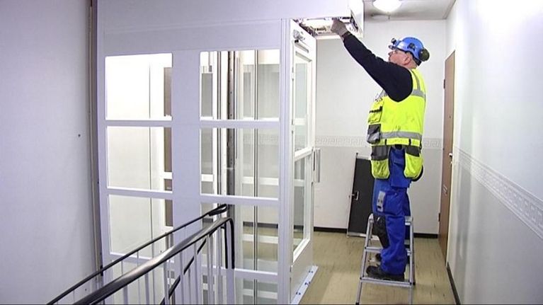 Mies hissityömaalla