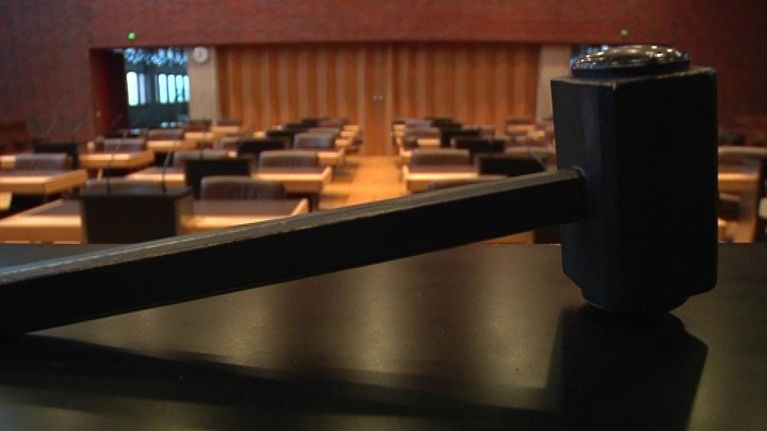 Valtuuston puheenjohtajan nuija Forssan valtuustosalissa.