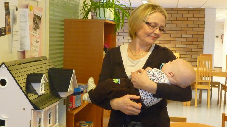 Lastenpsykiatri Ritva Belt vauva sylissään