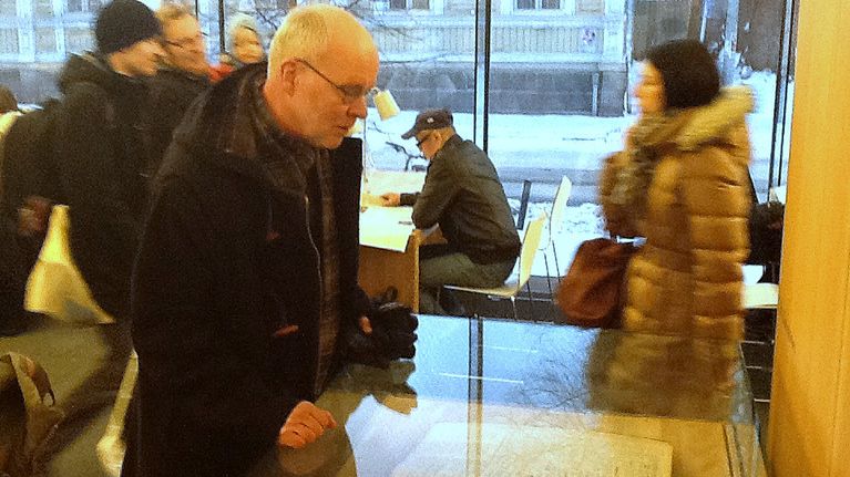 Historianopettaja Miika Huhta käy lukemassa 70 vuoden takaiset lehdet Turun pääkirjastossa.