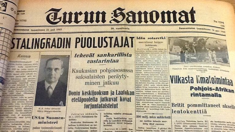Turun pääkirjaston lehtiosastolla on vitriineissä päivän Turun Sanomat ja Åbo Underrättelser 70 vuoden takaa