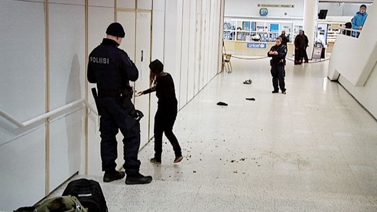 Poliiseja tapahtumapaikalla Jyväskylän kirjaston luentosalin ulkopuolella.