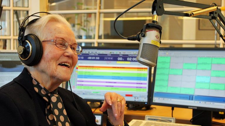 Sirkka Rautio Lapin Radion studiossa mikrofonin äärellä