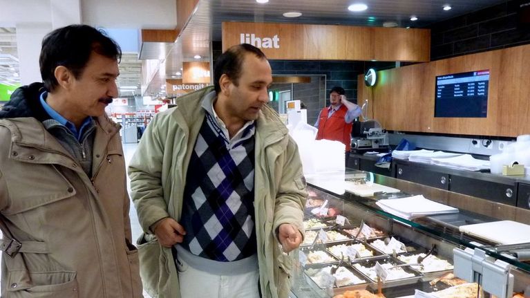 Ahmardjaad Hakim ja Ahmadshah Bayat tutkivat marketin valmisruokatiskiä.