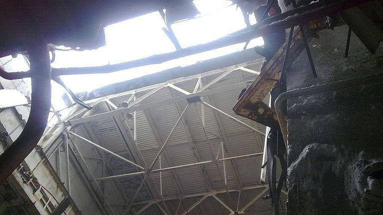 Ukrainan säteilyviranomaisten kuva romahtaneesta Tshernobylin ydinvoimalan konehallin katosta.