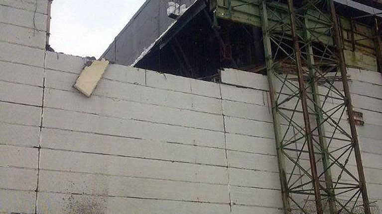 Ukrainan säteilyviranomaisten kuva romahtaneesta Tshernobylin ydinvoimalan konehallin katosta.