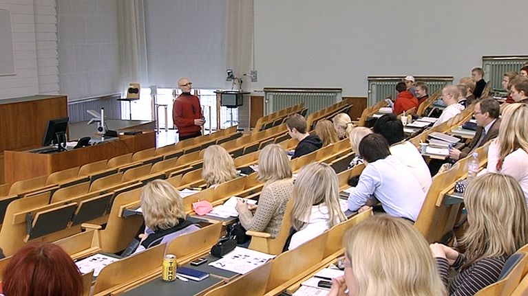 Opiskelijoita luennolla Helsingin kauppakorkeakoulussa.