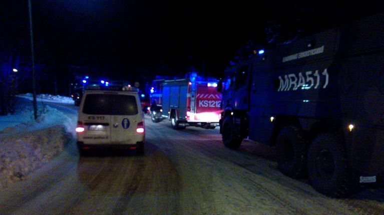 Poliisi- ja paloautoja tiellä.