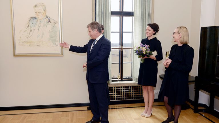 Presidentti Sauli Niinistön puhemiesmuotokuva paljastetaan puhemiehen edustustilassa eduskunnassa.