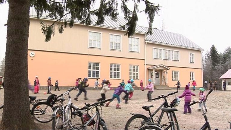 Lapsia Salokylän koulun pihalla Liperissä.