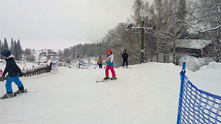 Lapset nousevat hissillä Messilän laskettelurinteeseen. 