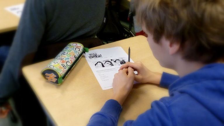 Lyseon koulun oppilas täyttämässä mokienkeruulomaketta
