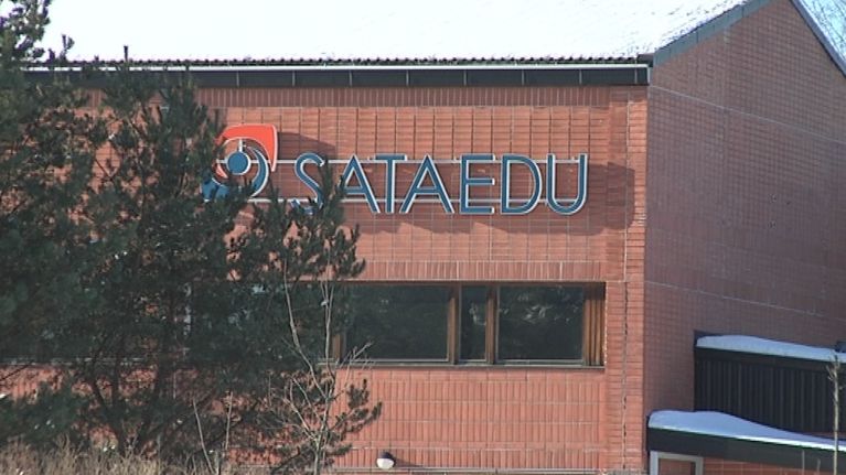 Sataedun oppilaitos Ulvilassa, kyltti seinässä