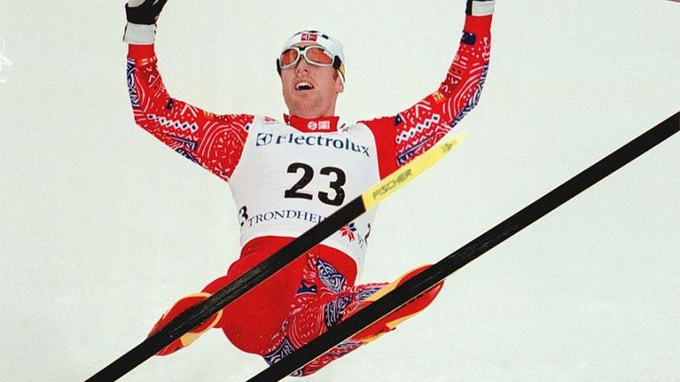 Björn Dählie ylittää maaliviivan 10 kilometrin kilpailussa Trondheimin MM-kisoissa vuonna 1997.