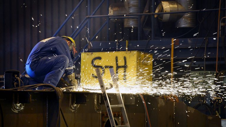 Työntekijä hitsaa STX Finlandin Rauman telakalla. 