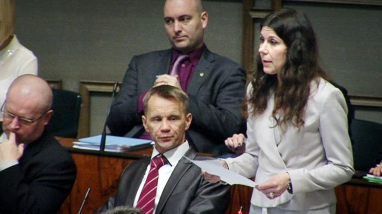 Perussuomalaisten kansanedustaja Arja Juvonen eduskunnan kyselytunnilla torstaina.
