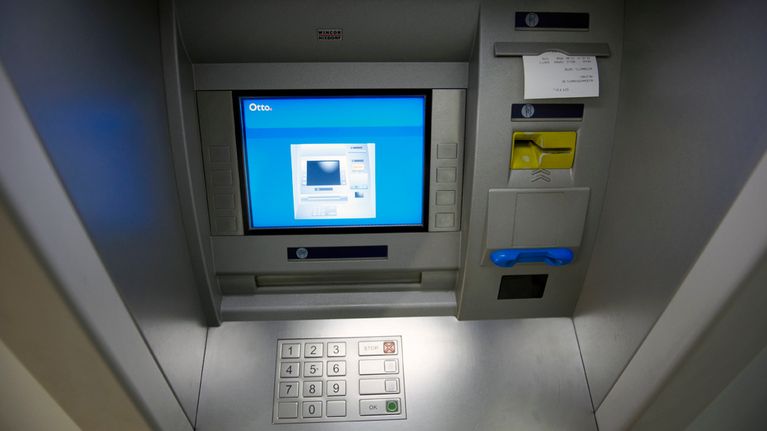Pankkiautomaatti.