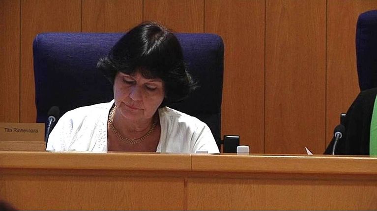 Heinolan va. kaupunginjohtaja Tita Rinnevaara istuu valtuustosalissa.