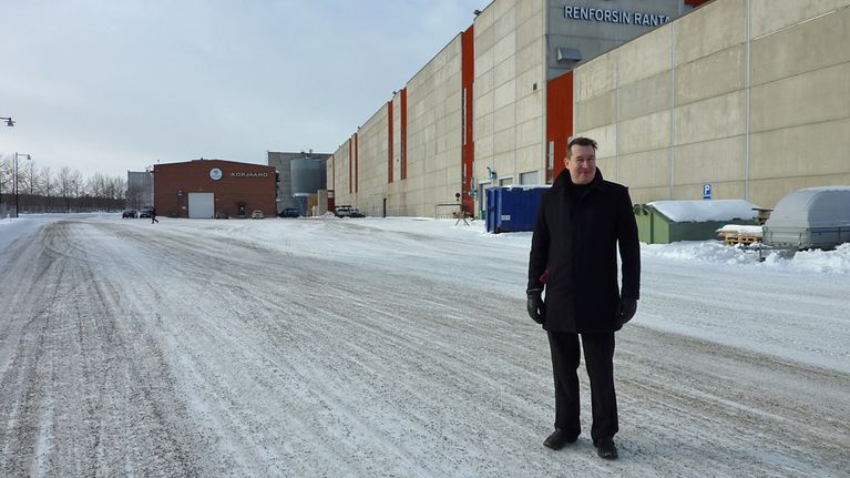 Valtavalon toimitusjohtaja Markku Laatikainen seisoo tehdashallien edessä.