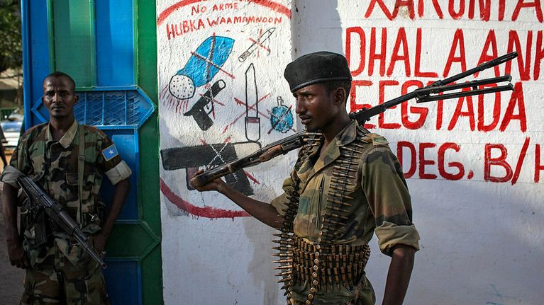 Somalian kansallisen armeijan sotilaat partioimassa.