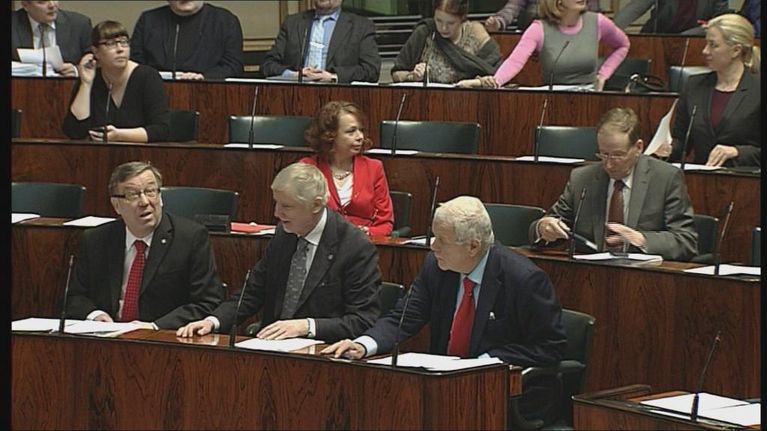 kansanedustajia eduskunnan istuntosalissa.