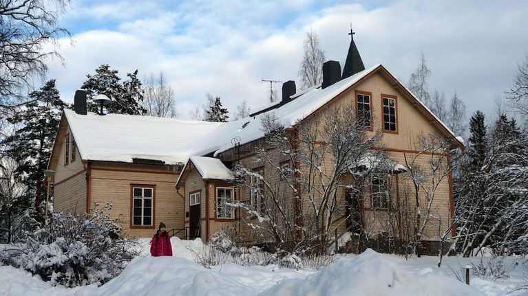 Tyttö Jumesniemen kyläkoulun pihassa