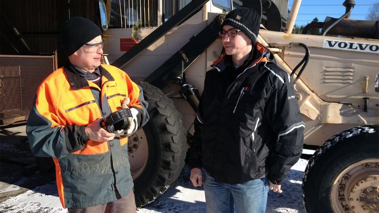 Ysipuu_Oy_Tepon_sahuri_Risto_Leijokari_ja_Metsäkeskuksen_bioenergia-neuvoja_Perttu Ojakoski seisovat traktorin edessä.