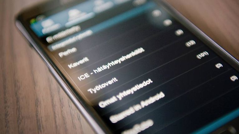 Kännykkä jossa näkyy yhteystietoryhmät
