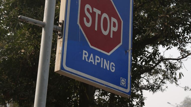 Intia on saanut uuden liikennemerkin, joka kieltää raiskaamasta. 