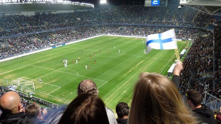 Suomalaiskannattajia Málagan jalkapallostadionilla