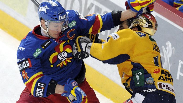 Ossi Väänänen ja Justin Azevedo vääntävät.